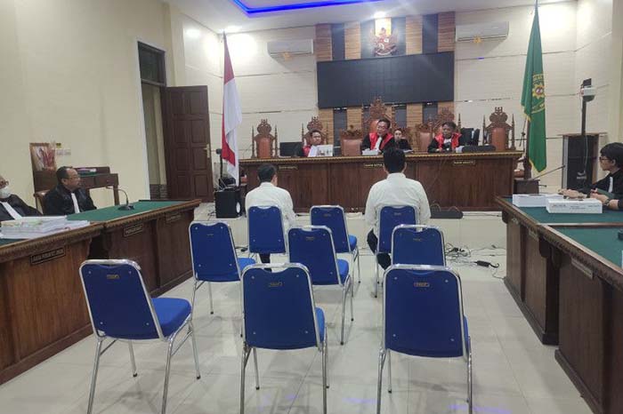 Terdakwa mantan wakil Rektor I Heryandi (kiri) dan Ketua Senat M Basri (kanan) saat mendengarkan sidang tuntutan oleh JPU atas perkara suap pemerimaan mahasiswa baru di Unila Tahun 2022. - Image