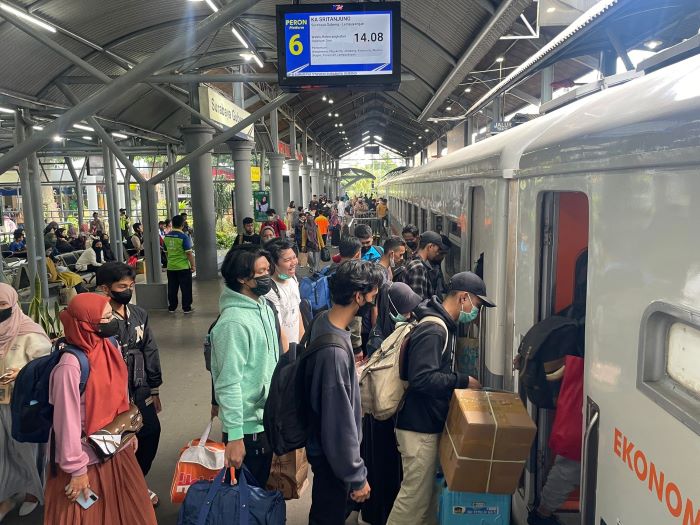 Penumpang kereta api pada masa angkutan Lebaran 2023. - Image