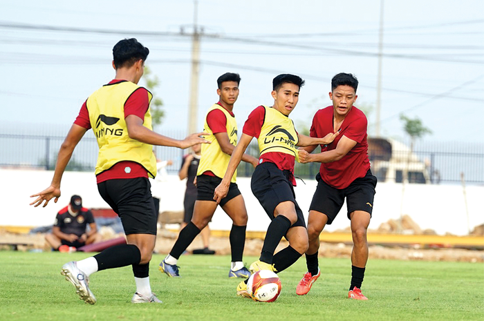 SEMANGAT: Ilham Rio Fahmi dan kawan-kawan berlatih di Phnom Penh, Selasa. Indonesia akan melakoni laga perdana melawan Filpina pada 29 April lusa pukul 16.00 WIB di Morodok Techo National Stadium. - Image