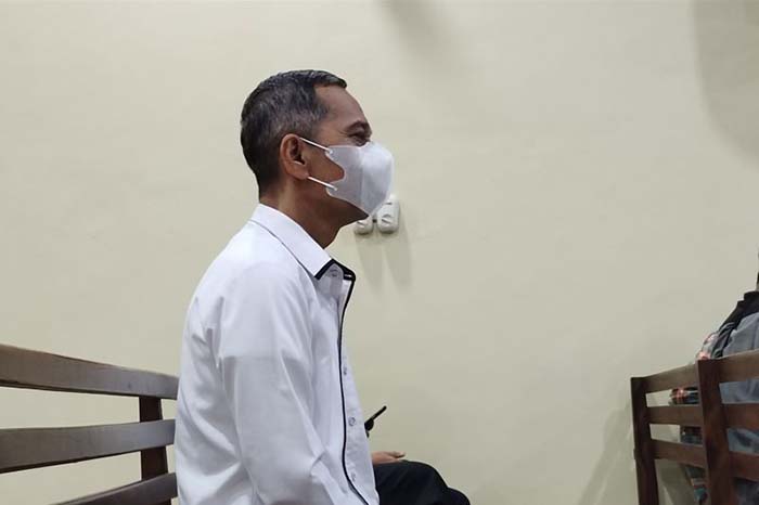 Mantan Rektor Unila Karomani, saat menghadapi sidang tuntutan kasus yang melilitnya - Image