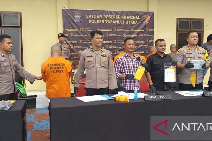 Kapolres Tapanuli Utara AKBP Johanson Sianturi (nomor 2 dari kanan) menjelaskan kasus pencurian perhiasan emas seberat 520 gram senilai Rp520.000.000. - Image