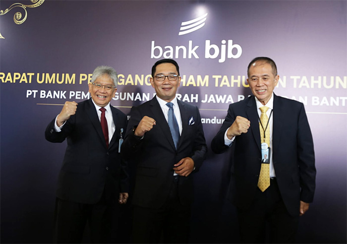 (dari kiri ke kanan): Dirut bank bjb: Yuddy Renaldi, Gubernur Jabar Ridwan Kamil dan Komut Independen bank bjb: Farid Rahman seusai RUPS perseroan. (bank bjb untuk JawaPos.com) - Image