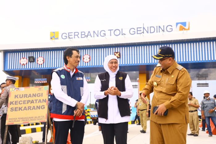 Gubernur Jatim Khofifah Indar Parawansa (tengah). - Image