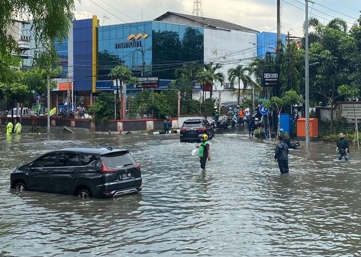 Banjir di Kota Surabaya terjadi saat hujan deras turun. - Image