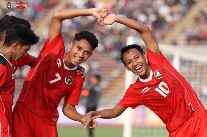 Timnas Indonesia U-22 merayakan gol Marselino Ferdinan di akhir babak pertama. Garuda Muda meraih tiga poin usai mengalahkan Filipina U-22 dengan skor 3-0. - Image
