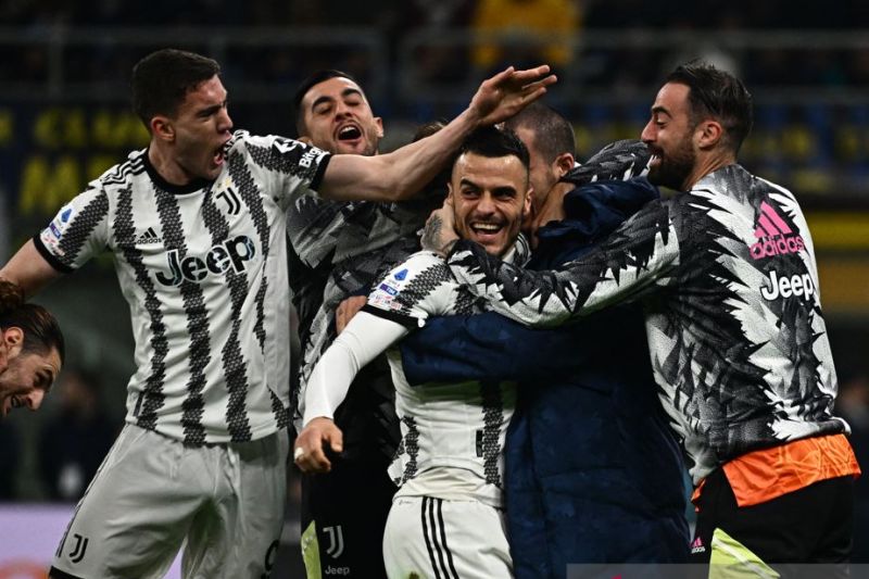 Arsip - Pemain Juventus Filip Kostic (tengah kanan) merayakan gol dengan rekan setimnya dalam pertandingan Liga Italia lawan Inter Milan di Giuseppe-Meazza pada 20 Maret 2023. ANTARA/AFP/GABRIEL BOUYS - Image