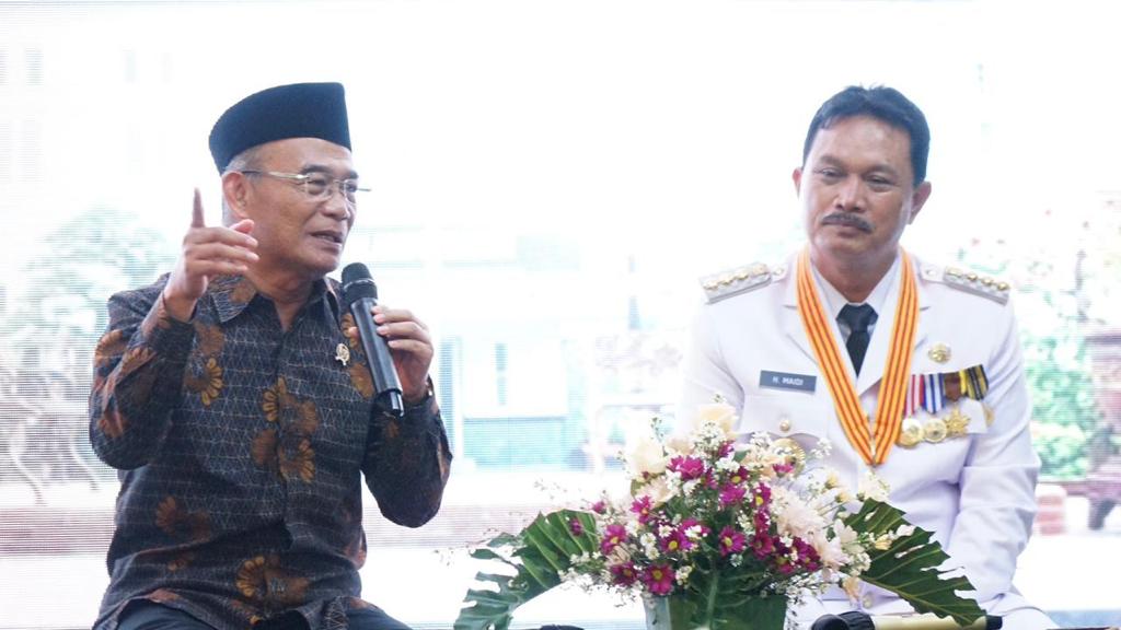 Menteri Koordinator Bidang Pembangunan Manusia dan Kebudayaan (Menko PMK) Muhadjir Effendy mengunjungi penyelenggaraan yang bertemakan Spirit Of Change di Kota Madiun, Jawa Timur, Minggu (30/4). - Image