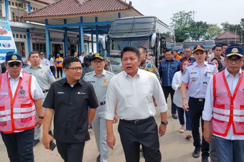 Menteri Perhubungan Budi Karya Sumadi (kanan) meninjau terminal angkutan di Kota Palembang, Sabtu (30/4/2023). (ANTARA/HO-Jasa Raharja) - Image