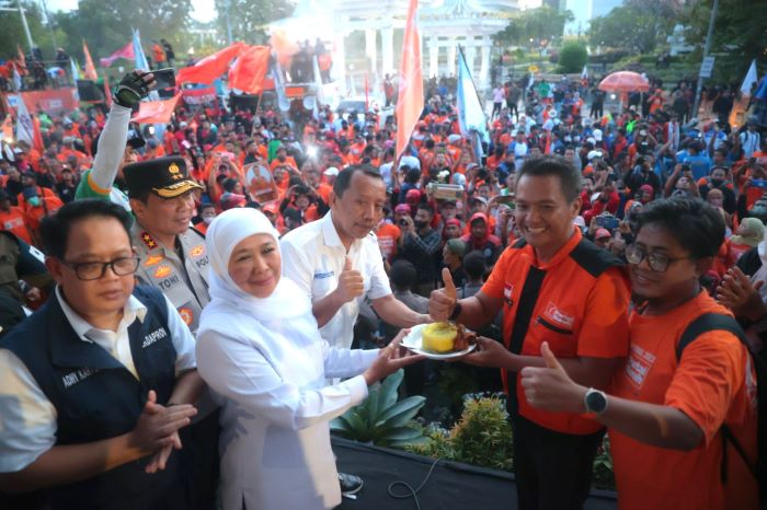Gubernur Khofifah Indar Parawansa bersama para buruh pada peringatan hari buruh. - Image