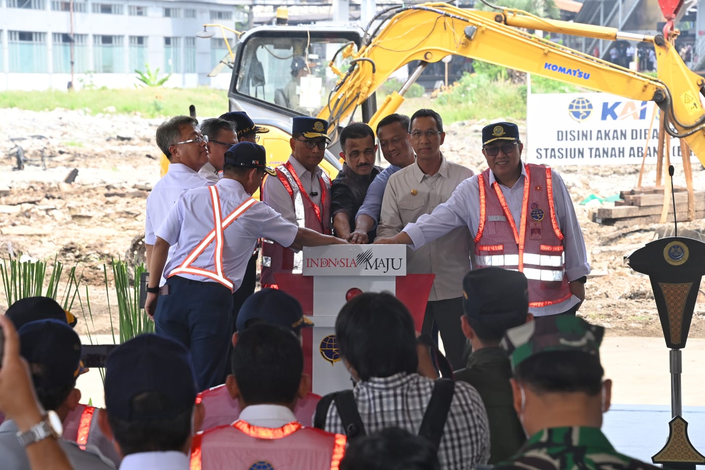Menteri Perhubungan (Menhub) Budi Karya Sumadi bersama jajaran Pemprov DKI dan PT KAI saat melakukan groundbreaking di Depo Stasiun Tanah Abang, Minggu (30/4). (Istimewa) - Image