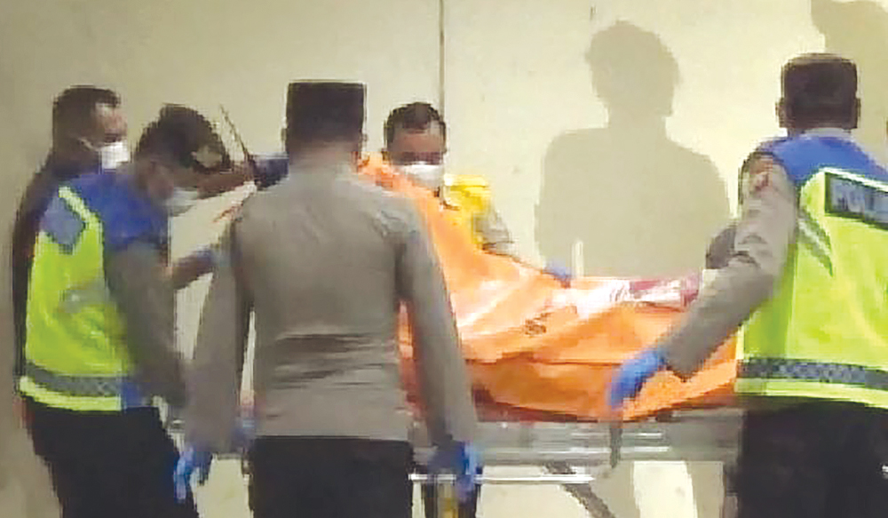 SETELAH TIGA HARI: Jasad Asiah dievakuasi dari bawah lift di Bandara Internasional Kualanamu, Medan. - Image