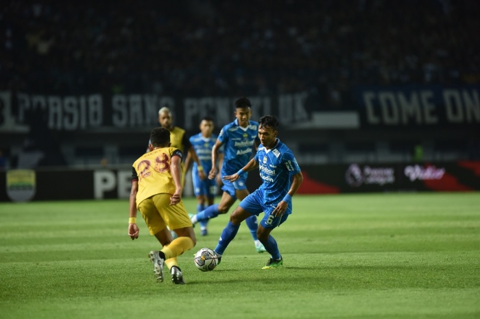 Robi Darwis (kanan) saat membela Persib Bandung di laga terakhir Liga 1 musim lalu kontra Persikabo 1973. Robi antusias membela Maung Bandung musim depan. - Image
