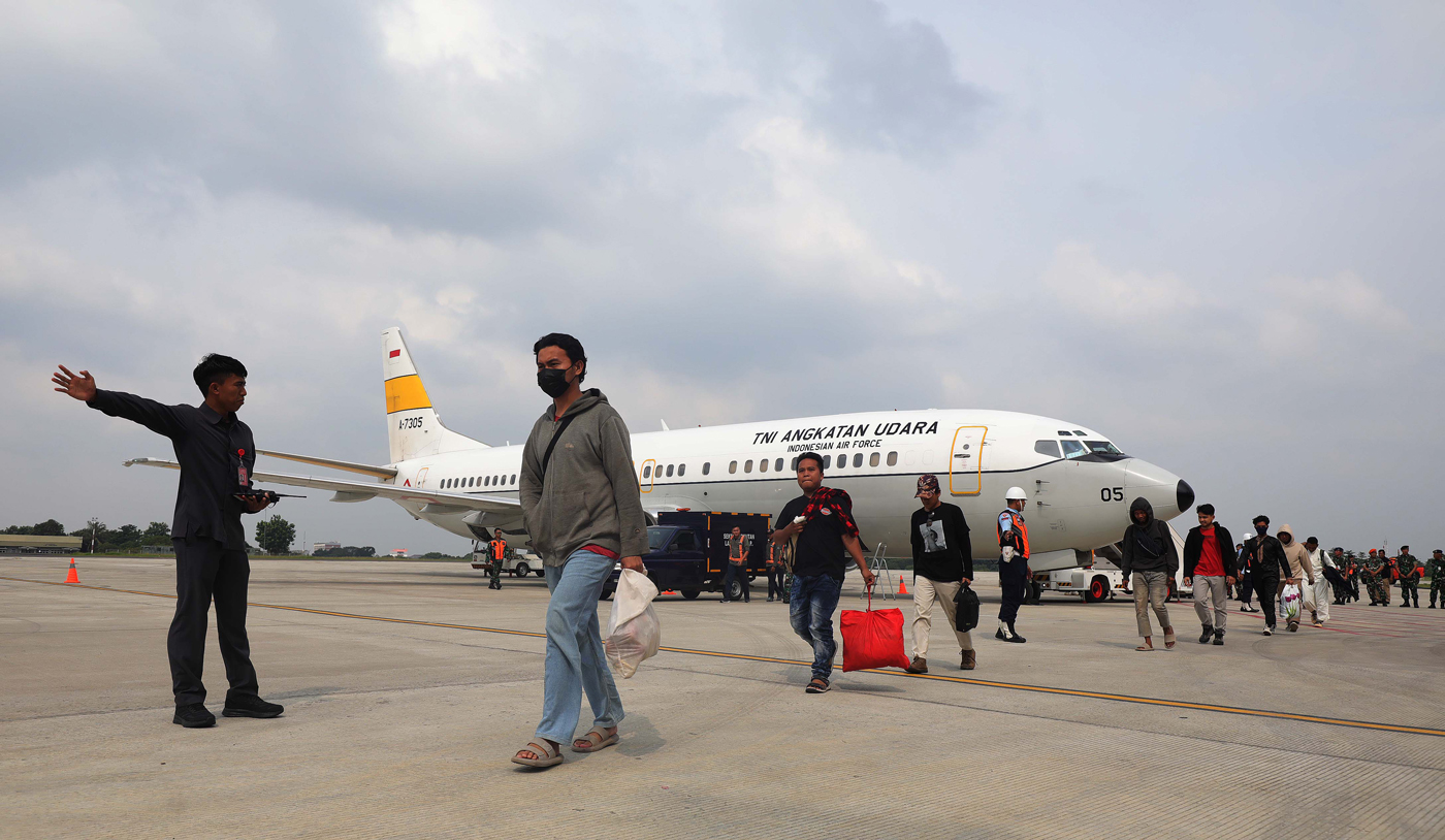 Sejumlah penumpang keluar dari pesawat di Bandara Halim Perdanakusuma, Jakarta. (Dok/Jawa Pos)