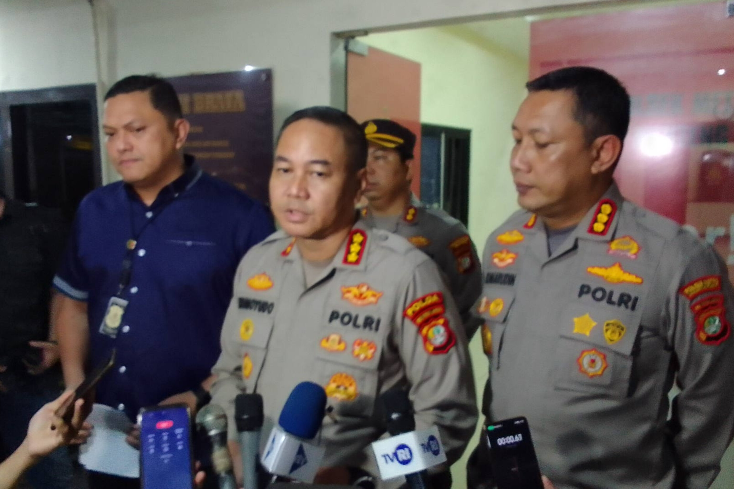 Dirreskrimum Polda Metro Jaya Kombes Pol Hengki Haryadi (kiri), Kabid Humas Polda Metro Jaya Kombes Pol Trunoyudo Wisnu Andiko (tengah), dan Kapolres Metro Jakarta Pusat Kombes Pol Komarudin (kanan). - Image