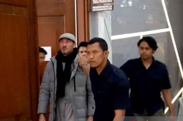 WNA Australia Mchartur Brenton Craig Abas Abdullah dikawal petugas kepolisian terlibat kasus perbuatan pelecehan pada Imam Masjid Al Muhajir di Mapolrestabes Bandung, Kamis (4/5). - Image