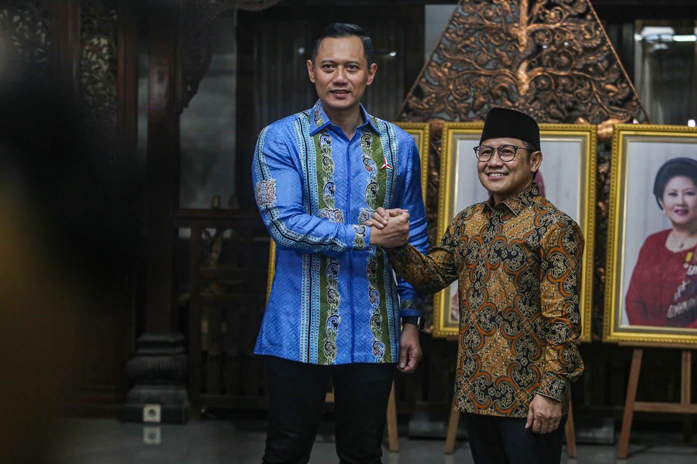 Ketua Umum Partai Demokrat Agus Harimurti Yudhoyono (AHY) (kiri) dan Ketua Umum PKB Muhaimin Iskandar (kanan) saat memberikan keterangan pers usai menggelar pertemuan tertutup di Puri CIkeas, Bogor, Rabu (3/5/2023). Pertemuan tersebut untuk silaturahmi se - Image