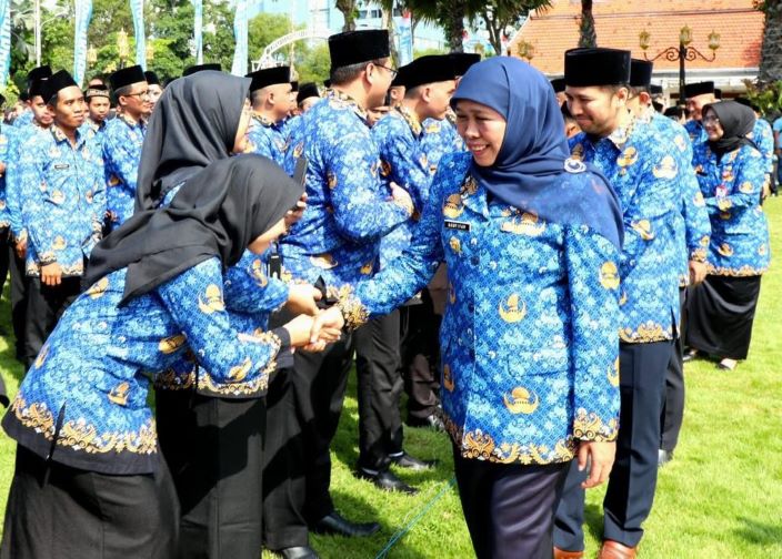 Gubernur Jawa Timur Khofifah Indar Parawansa ambil sumpah dan janji 1.450 PNS Pemprov Jatim di Gedung Negara Grahadi, Surabaya, Kamis (4/5). - Image