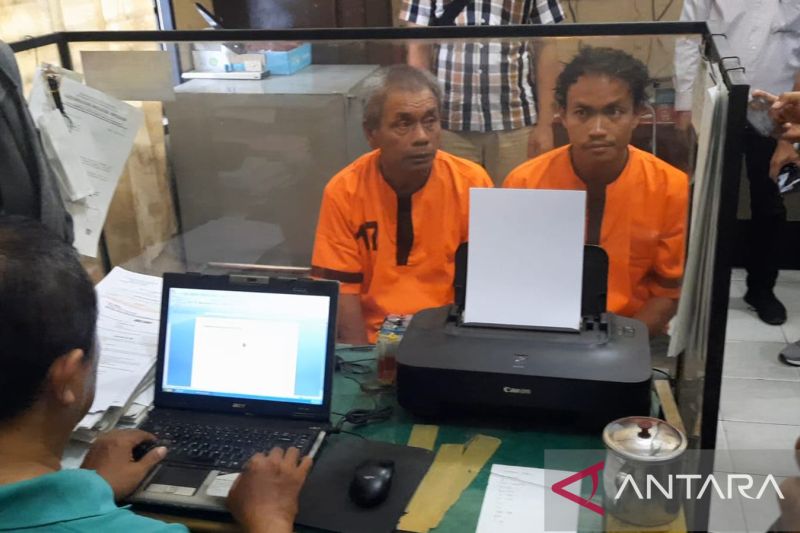 MR, 29, dan SW, 66, pelaku pembacokan terhadap Aipda Ilham Kurniawan, saat diperiksa penyidik di Polsek Medan Timur. - Image