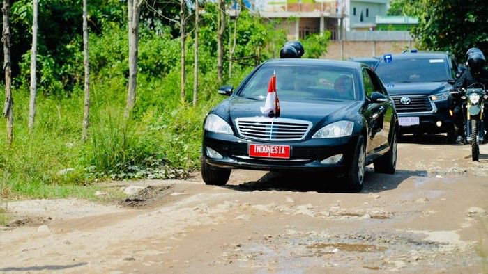 Presiden Jokowi mengecek langsung jalan yang rusak di Lampung menggunakan mobil dinasnya dengan dikawal Paspampres. - Image