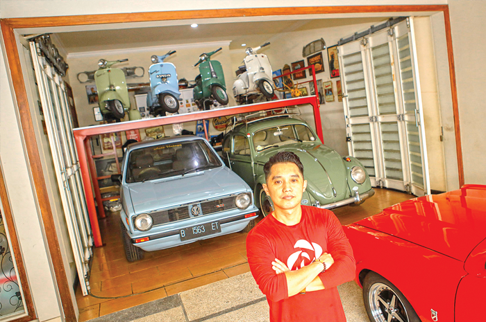 KLASIK DAN TERAWAT: Erick Komala berada di depan mobil klasik koleksinya. Erick masih punya koleksi lain yang disimpan di tempat berbeda. - Image