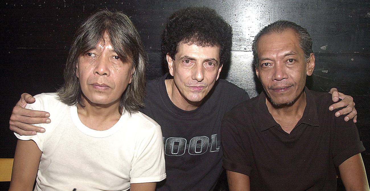 MELINTAS ZAMAN: Ian Antono, Ahmad Akbar, dan Donny Fatah, tiga personel God Bless dalam foto yang diambil pada 18 September 1999. -