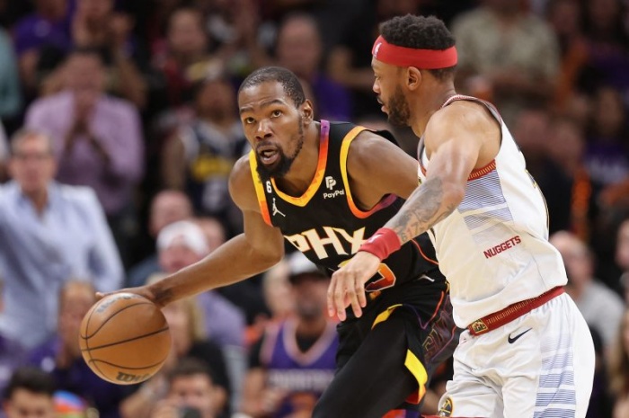 Kevin Durant (kiri) ketika dikawal ketat pebasket Denver Nuggets. Durant membawa Phoenix Suns menang 121-114 pada gim ketiga semifinal Wilayah Barat. - Image