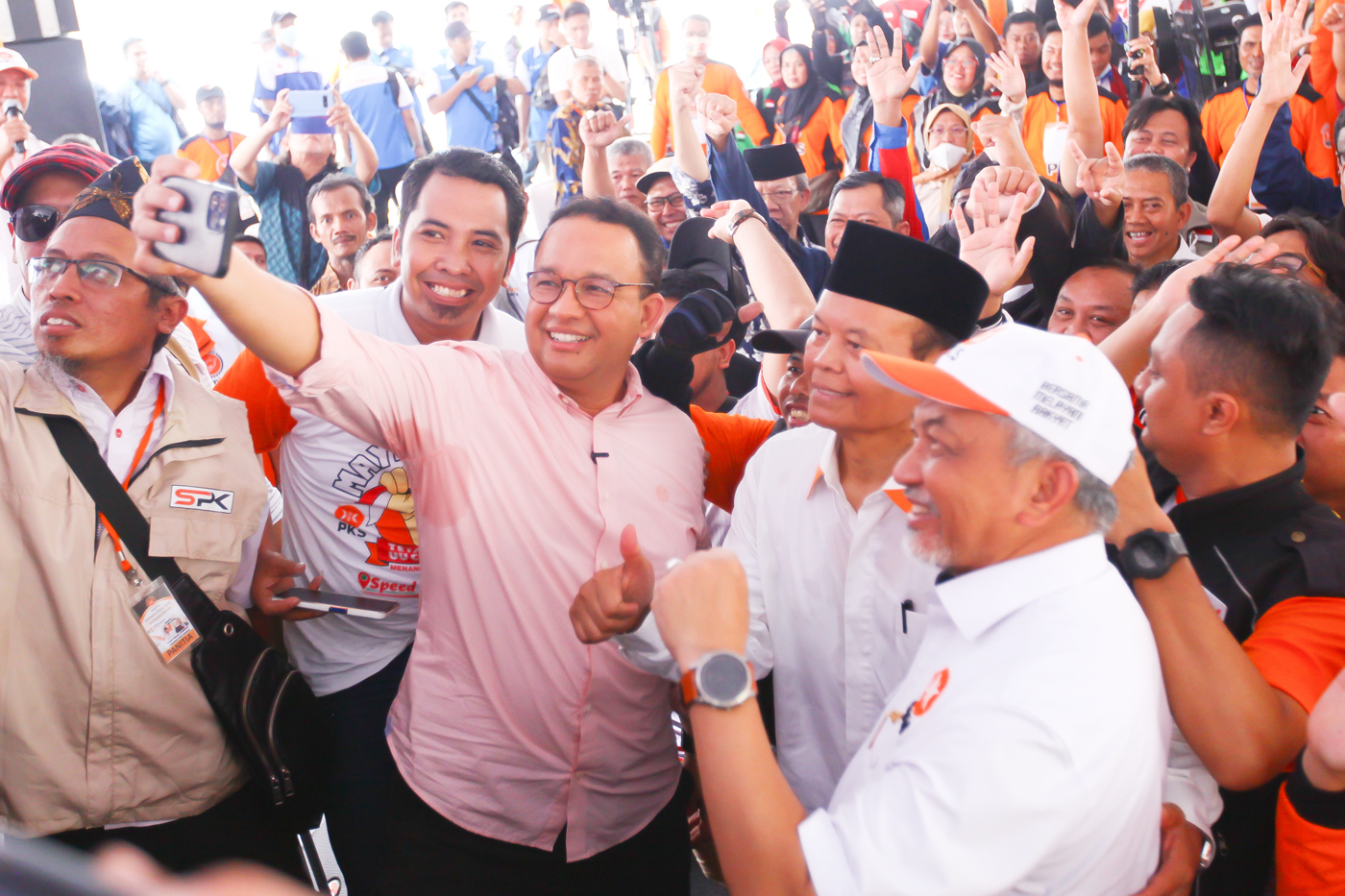 Bakal calon presiden (capres) Koalisi Perubahan untuk Persatuan (KPP) Anies Baswedan bersama Presiden PKS Ahmad Syaikhu dan jajaran petinggi PKS lainnya saat perayaan Hari Buruh di Kantor DPP PKS, Jakarta Selatan, Sabtu (6/5/2023). Dalam kegiatan ini diha - Image