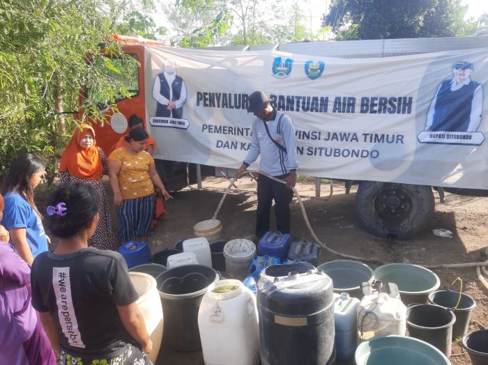 BPBD Jatim kirimkan bantuan air bersih untuk warga Polay, Kabupaten Situbondo yang terdampak krisis air bersih. - Image
