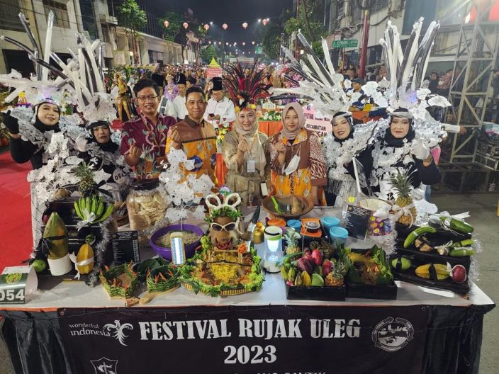 Festival Rujak Uleg di Kya-Kya membantu ekonomi Surabaya bangkit pasca pandemi Covid-19. - Image
