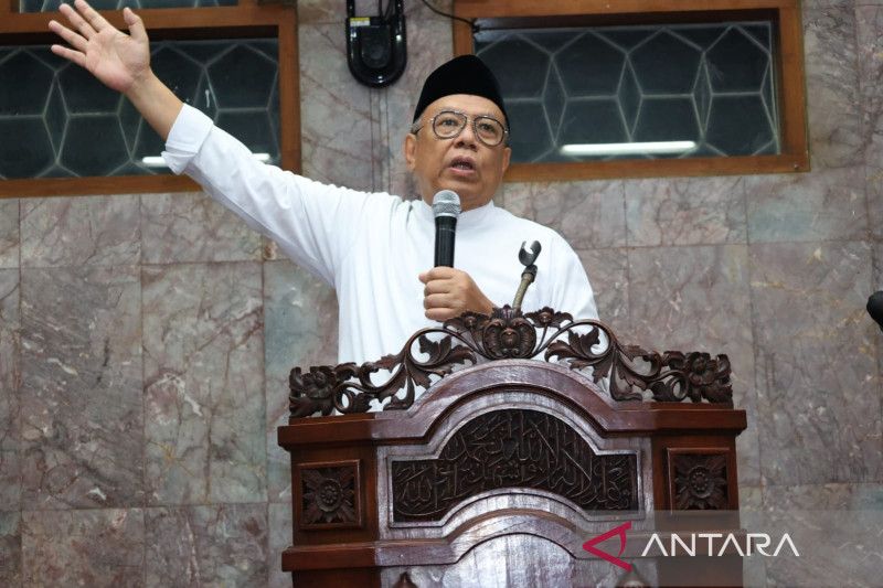 Wali Kota Tangerang Selatan Benyamin Davnie bersama tim kesehatan dan lainnya langsung bergerak menuju objek Wisata Guci di Tegal, Jawa Tengah, setelah mendapatkan kabar warganya mengalami kecelakaan. - Image