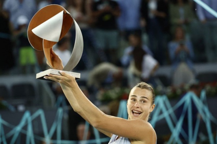 Aryna Sabalenka mengangkat trofi juara Madrid Open setelah menyudahi perlawanan Iga Swiatek 6-3, 3-6, 6-3. - Image
