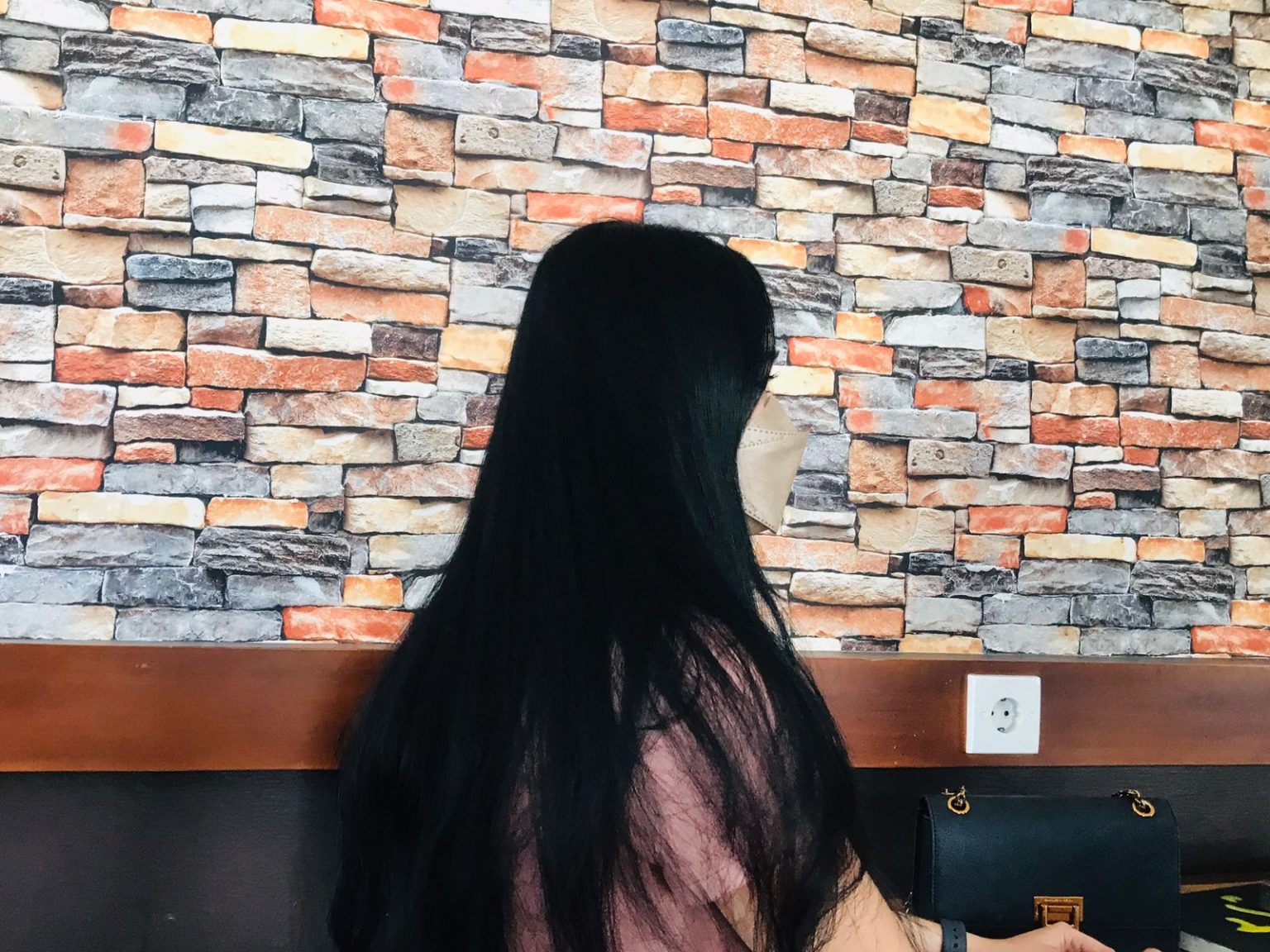 AD (24), salah satu pekerja kontrak perempuan di kawasan industri Cikarang, mengaku mendapat pelecehan seks bermodus staycation dari oknum manajer perusahaan setelah kontrak kerjanya diperpanjang. - Image