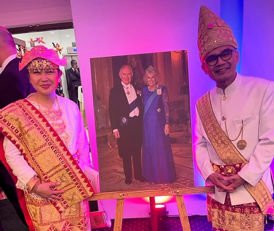 Dubes Desra Percaya mewakili Presiden Jokowi menghadiri penobatan Raja Charles III di Westminster Abbey, London, Inggris. Dia didampingi istrinya dan keduanya mengenakan pakaian adat Lampung. - Image