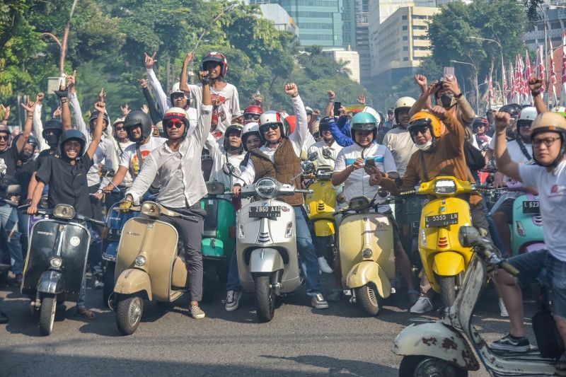 Wali Kota Surabaya Eri Cahyadi mengenalkan keguyuban warga saat melakukan sunmori (sunday morning ride) atau berkendara pada Minggu pagi bersama dengan ribuan anggota komunitas vespa di Kota Surabaya, - Image
