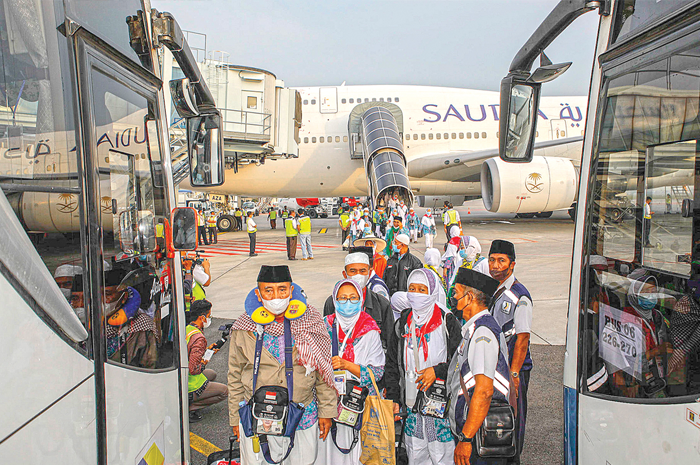 KE TANAH SUCI: Sejumlah CJH bersiap terbang ke Arab Saudi untuk menunaikan ibadah haji beberapa waktu lalu. Kemenag Surabaya menambah CJH cadangan 15 persen. - Image