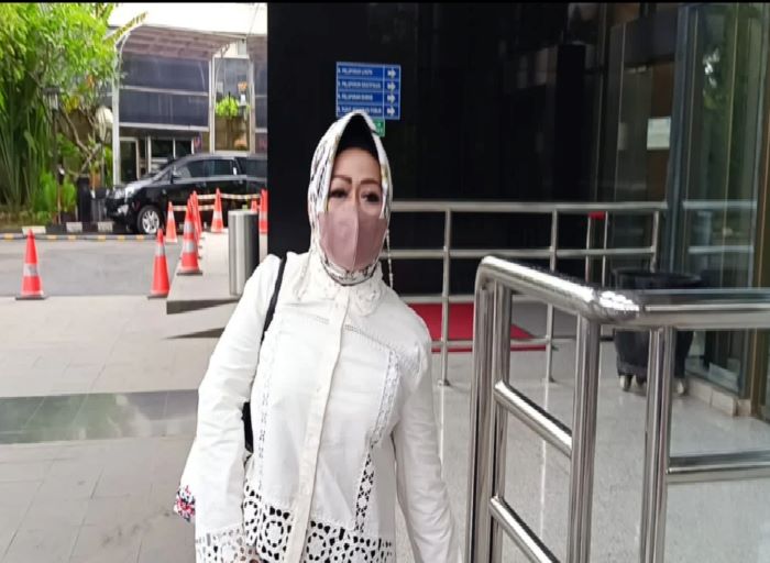 Kepala Dinas Kesehatan Provinsi Lampung, Reihana memenuhi panggilan KPK hari ini (8/5). - Image