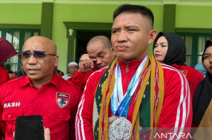 Dirhamsyah saat mendapat penyambutan di Korem 143/Haluoleo, Kendari, Senin (8/5). - Image