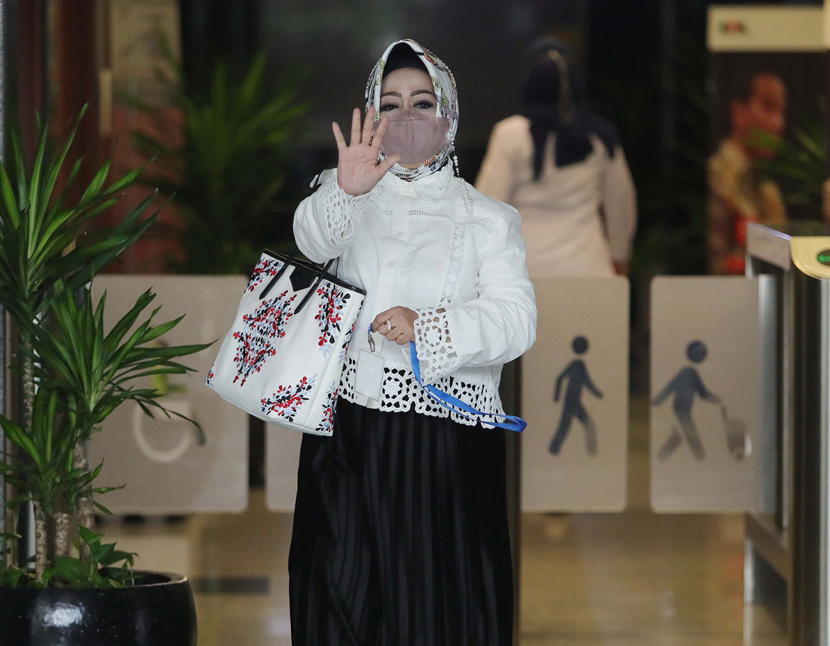 Kepala Dinas Kesehatan (Kadinkes) Lampung Reihana meninggalkan gedung KPK usai penuhi panggilan Komisi Pemberantasan Korupsi (KPK) Senin (8/5/2023). Reihana diklarifikasi terkait Laporan Harta Penyelenggara Negara (LHKPN) miliknya. FOTO : FEDRIK TARIGAN/ - Image