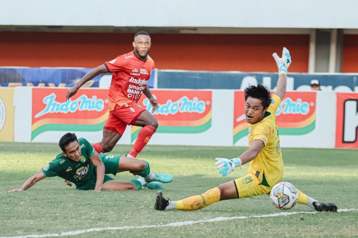 Persebaya Surabaya saat menghadapi Persija Jakarta musim lalu. Keduanya dijadwalkan akan menjalani laga persahabatan di pra-musim. - Image