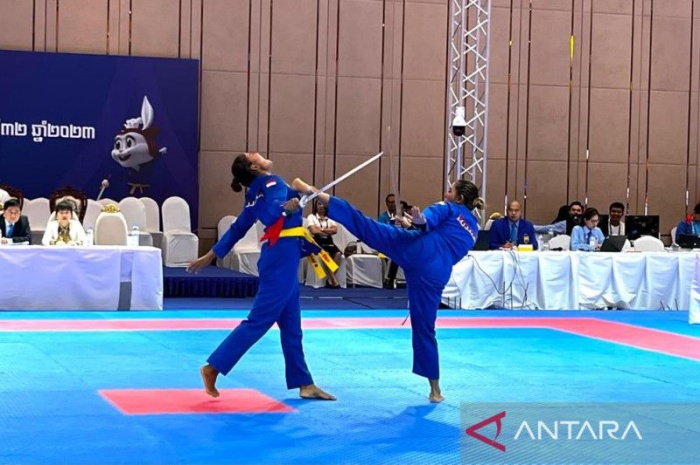 Putu Wahana Maha Yoni dan Ni Made Purnami saat tampil di cabor vovinam nomor Knife Form Ganda Putri. Mereka meraih skor tertinggi melawan para pesaingnya. - Image