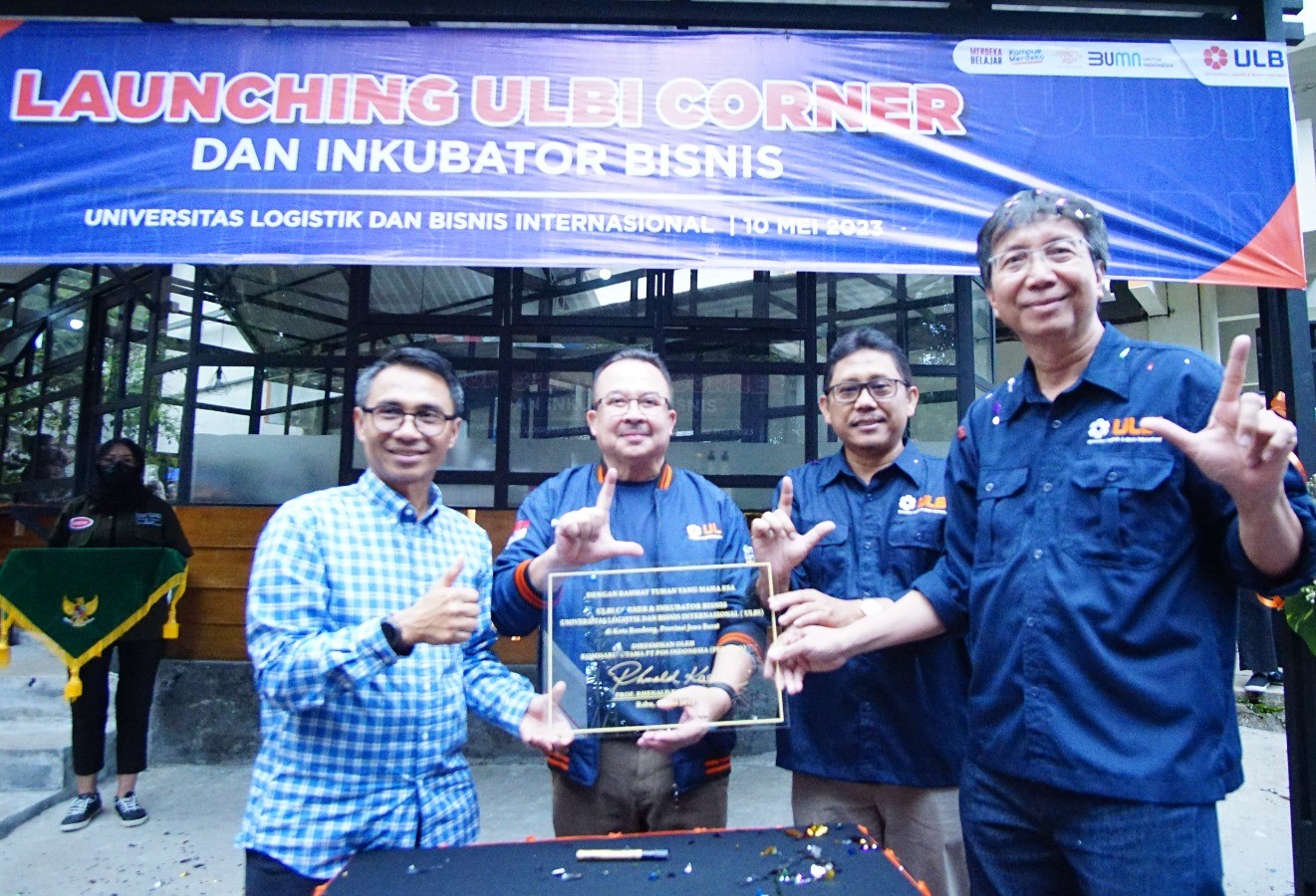Rhenald Kasali (dua dari kiri) beri kuliah umum kepada mahasiswa Universitas Logistik dan Bisnis Internasional (ULBI), Rabu (10/5). - Image