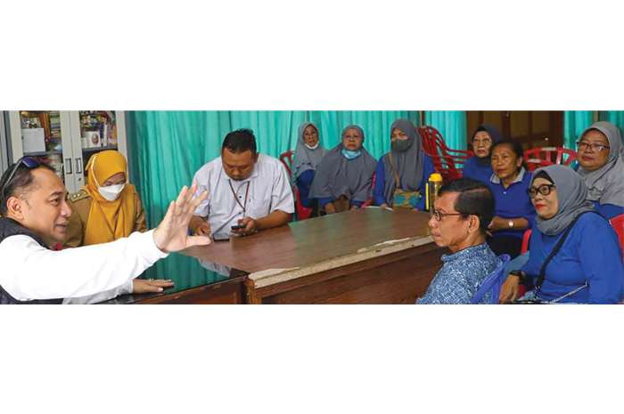 PANTAU LAYANAN: Wali Kota Surabaya Eri Cahyadi berdialog dengan sejumlah warga saat sidak di balai RW kemarin (9/5). Tahun depan Eri meminta ASN turun melayani warga di balai RW. - Image