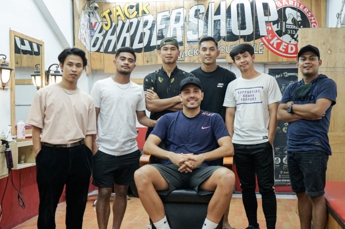 Renan Silva (duduk) menjadi pelanggan setia barbershop di Kediri. Ada hubungan simbiosis mutualisme alias menguntungkan antara penyelenggaraan kompetisi dengan pelaku usaha seperti barbershop. - Image