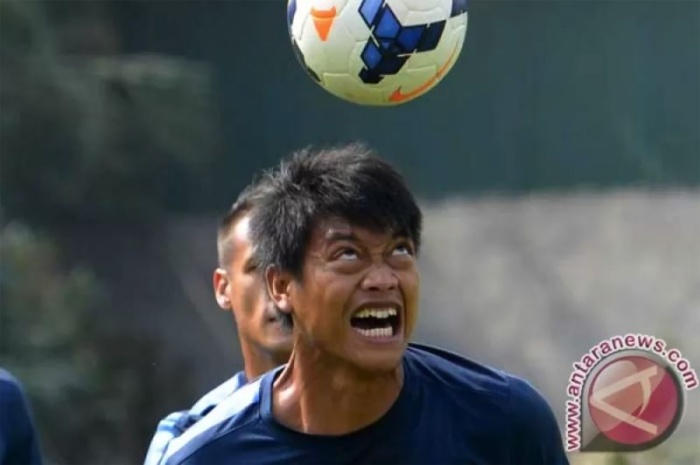 Kurnia Meiga saat masih aktif membela Arema FC. Dia dikabarkan ingin menjual atribut sepak bola miliknya. - Image