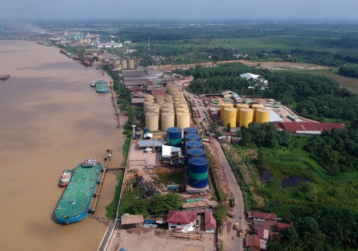 Kawasan industri Talang Duku di tepi Sungai Batanghari, Muarojambi, Jambi. - Image