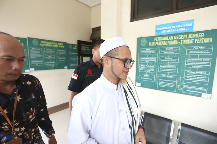 DIHADIRKAN KE PERSIDANGAN: Terdakwa kasus pencabulan Fahim Mawardi dikawal petugas menuju Ruang Candra PN Jember, Kamis (11/5). - Image