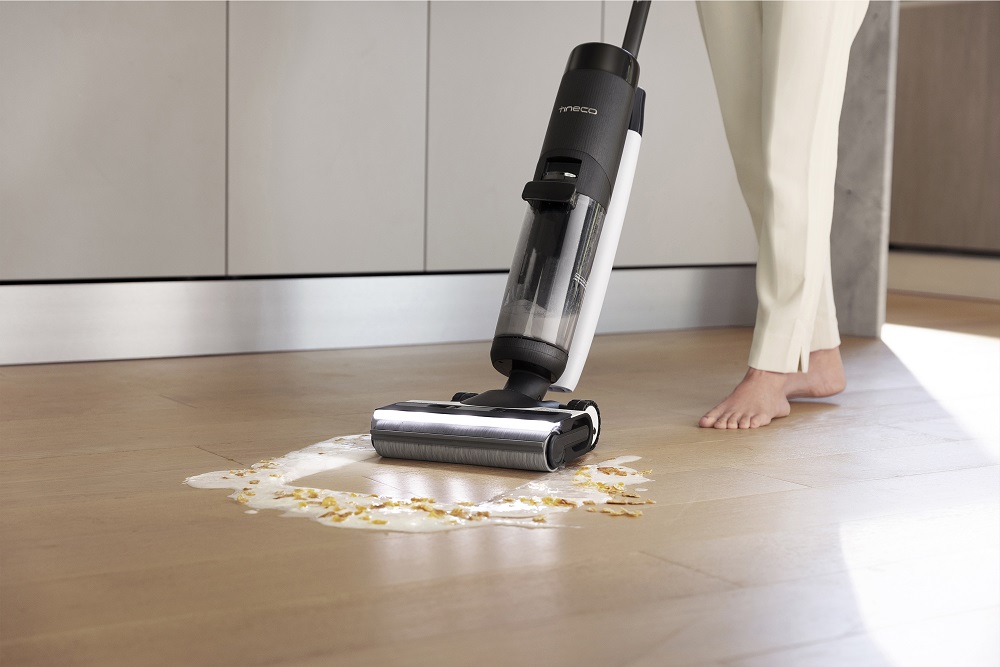 Ilustrasi: Alat pembersih rumah elektronik vacuum cleaner. - Image