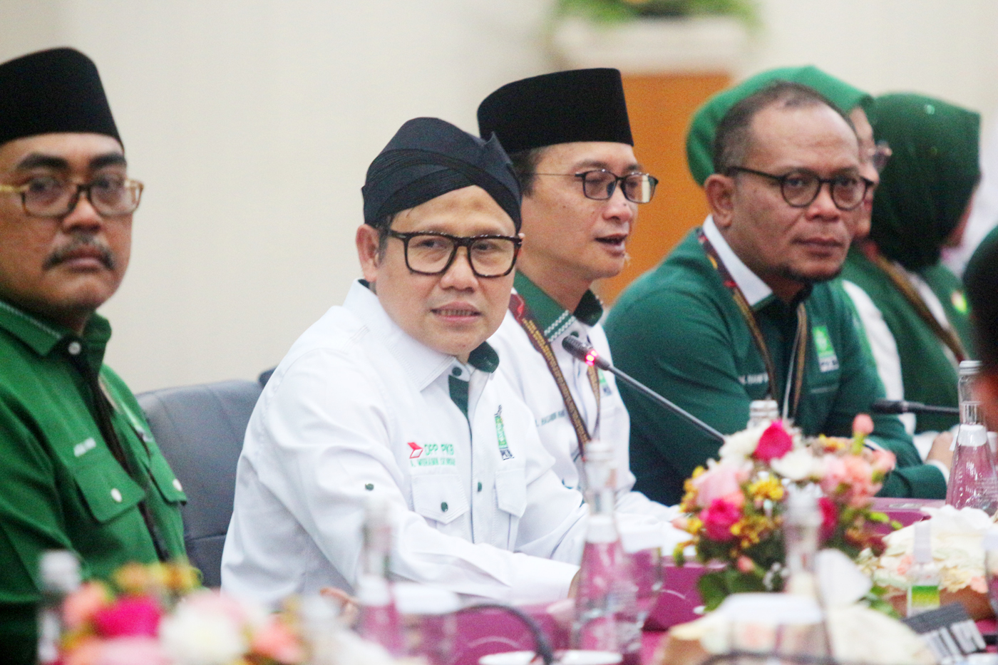 Ketua Partai Kebangkitan Bangsa (PKB) Muhaimin Iskandar (Gus Imin) menyerahkan dokumen daftar bakal calon legislatif (bacaleg) kepada Ketua Komisi Pemilihan Umum (KPU) Hasyim Asy - Image