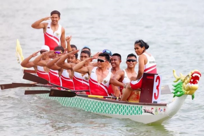 Perahu naga Indonesia menyabet medali emas nomor 250 meter 12 crew U24 putra di Kamboja. - Image