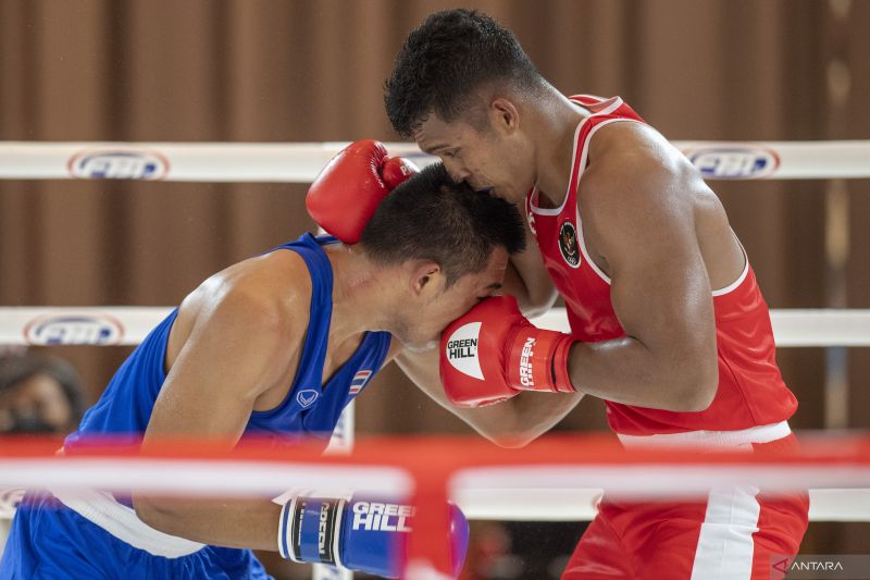 Petinju Indonesia Maikhel Roberrd Muskita (kanan) meluncurkan pukulan ke arah petinju Thailand Jakkapong Yomkhot (kiri) saat babak final kelas 86 kg putra SEA Games 2023. (ANTARA) - Image